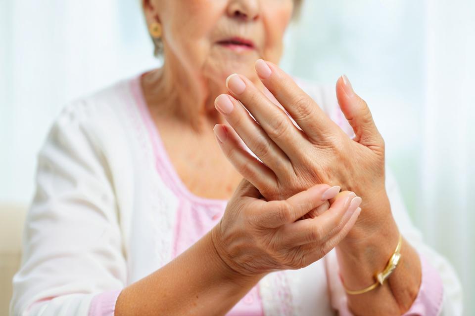 手指关节肿胀疼痛?警惕这5种风湿性疾病!