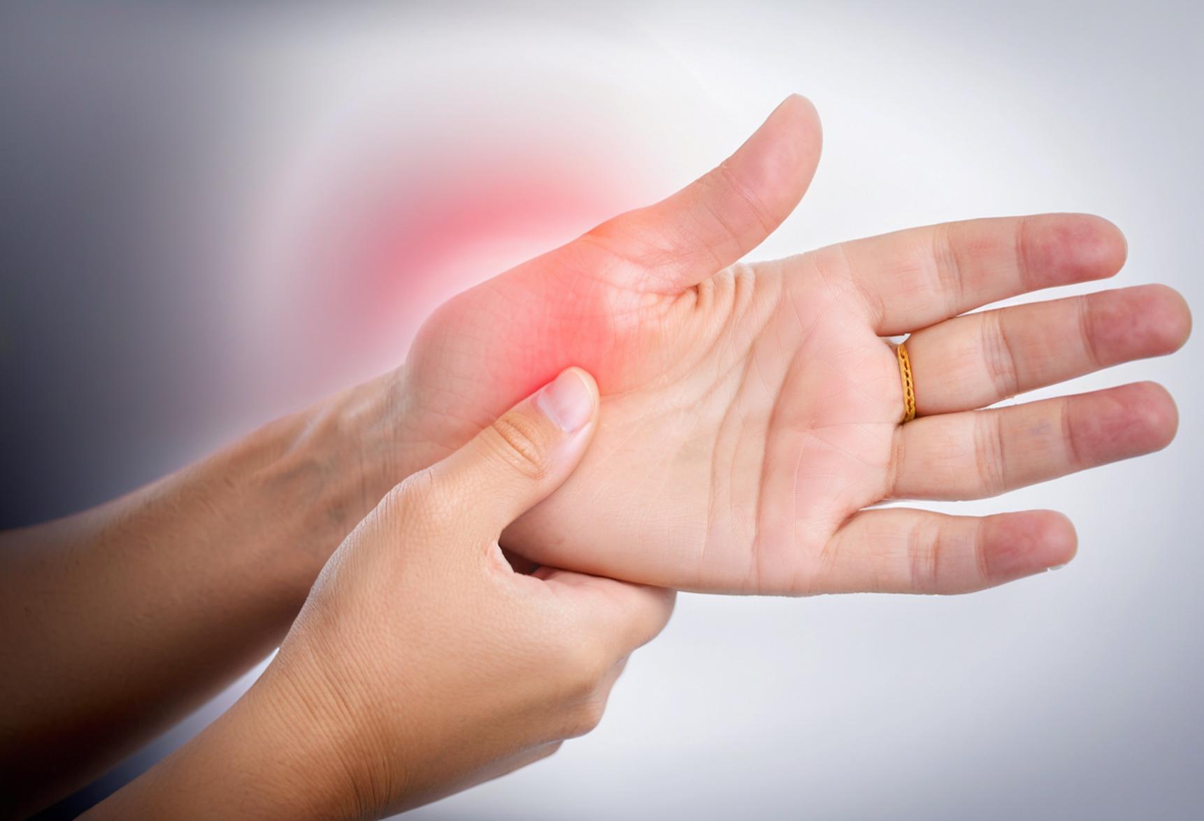 手掌异常发红?这3种肝脏疾病信号要知晓